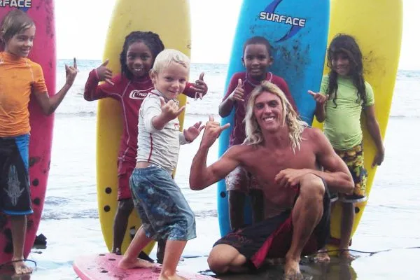 Pourquoi apprendre le surf en guadeloupe avec un professionnel fait toute la différence